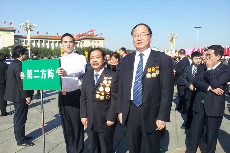 校长张文茂