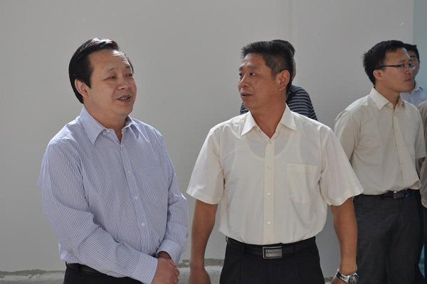 2012年5月23日 太原市副市长陈河才,市教育局局长马兆兴等赴我校就"百