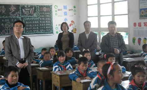 定西市一中校长盛淑兰一行深入西江镇中心小学调研指导工作