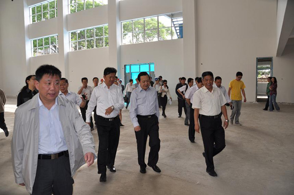 2012年5月23日 太原市副市长陈河才,市教育局局长马兆兴等赴我校就"百