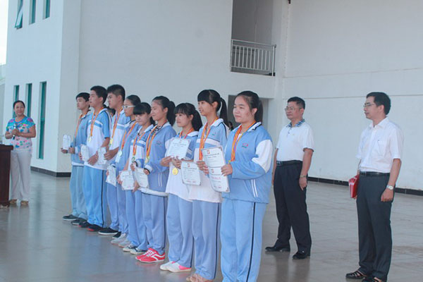 一中年把二个小孩打成重伤一级 ,把3个小孩打