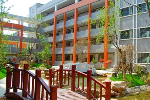 武汉市常青第一中学成立于2001年,系武汉市教育局直属管理的公立单设